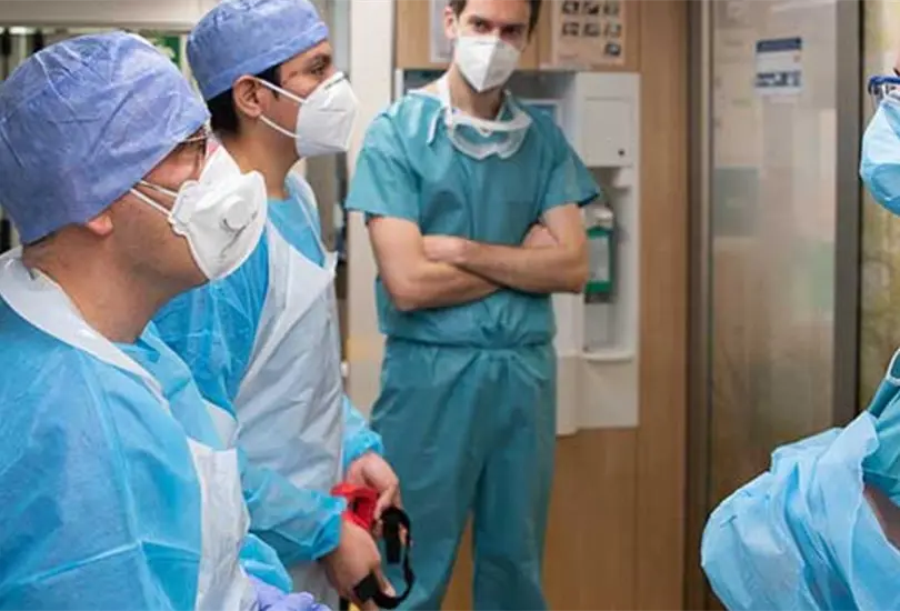 Tras viaje de Gatell, renuncian cuatro m&eacute;dicos del ISSSTE 