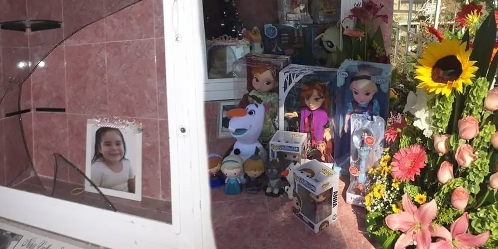 Madre coloca juguetes en tumba de su hija y se los roban
