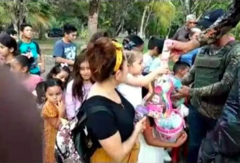 Integrantes del CJNG dan juguetes a ni&ntilde;os por D&iacute;a de Reyes