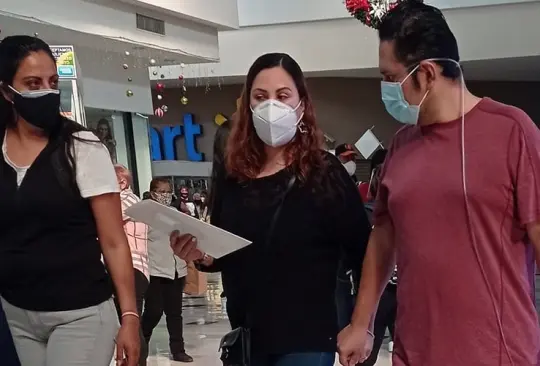 Captan a hombre con un tanque de oxígeno en centro comercial de la CDMX