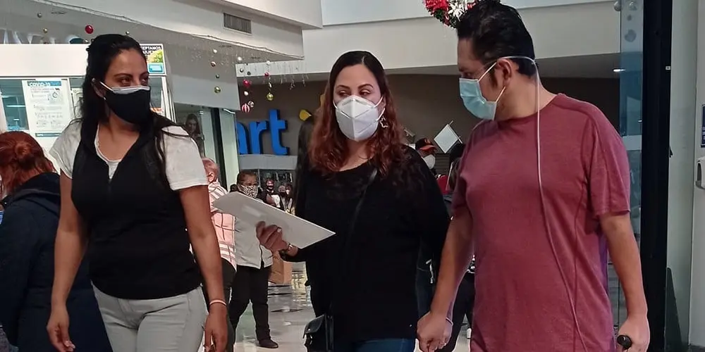 Captan a hombre con un tanque de oxígeno en centro comercial de la CDMX Captan a hombre con un tanque de oxígeno en centro comercial de la CDMX