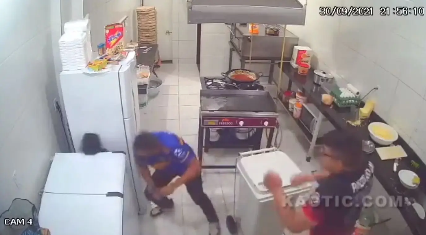 Empleado se arma de valor, enfrenta a asaltante y lo desarma. Foto: especial.