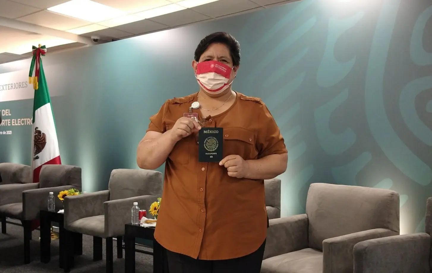 Entregan primer pasaporte electrónico en México. Foto: Twitter (@SRE_mx).