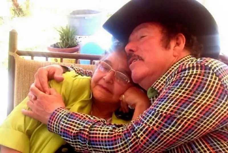 Lalo Mora junto a su esposa, quien también se llama Aurora (FB: Lalo Mora)