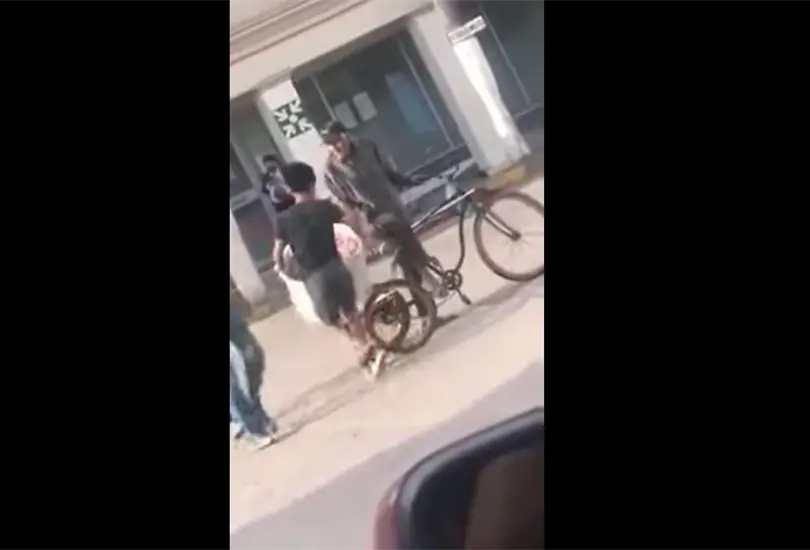 Héroe sin capa: niño ayuda a abuelito a reparar su bicicleta donde repartía pan Héroe sin capa: niño ayuda a abuelito a reparar su bicicleta donde repartía pan