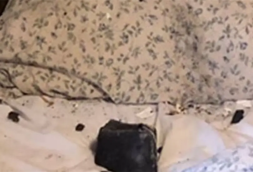 Meteorito atraviesa techo de casa y cae a cent&iacute;metros de la cabeza de una mujer 