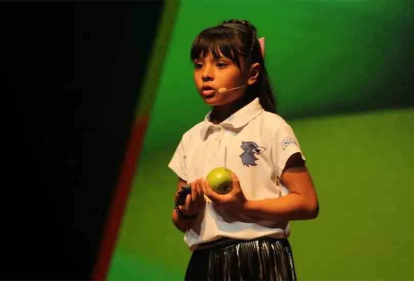 Adhara P&eacute;rez, la ni&ntilde;a mexicana que estudia dos carreras y es una genio