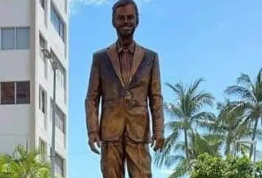 A un día de inaugurada, habitantes de Acapulco vandalizan estatua de Eugenio Derbez