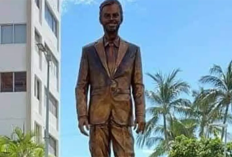 A un d&iacute;a de inaugurada, habitantes de Acapulco vandalizan estatua de Eugenio Derbez