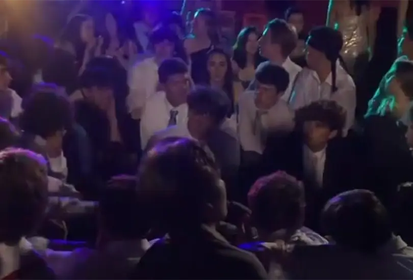 Estudiantes de EU abuchean a mexicanas y les impiden bailar Payaso del rodeo