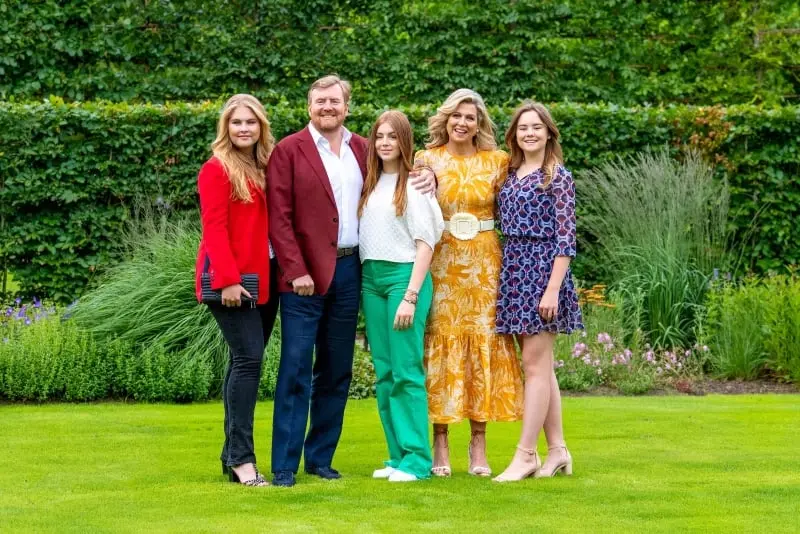 La princesa Amalia (de rojo) junto a los integrantes de la Casa de Orange (@koninklijkhuis)