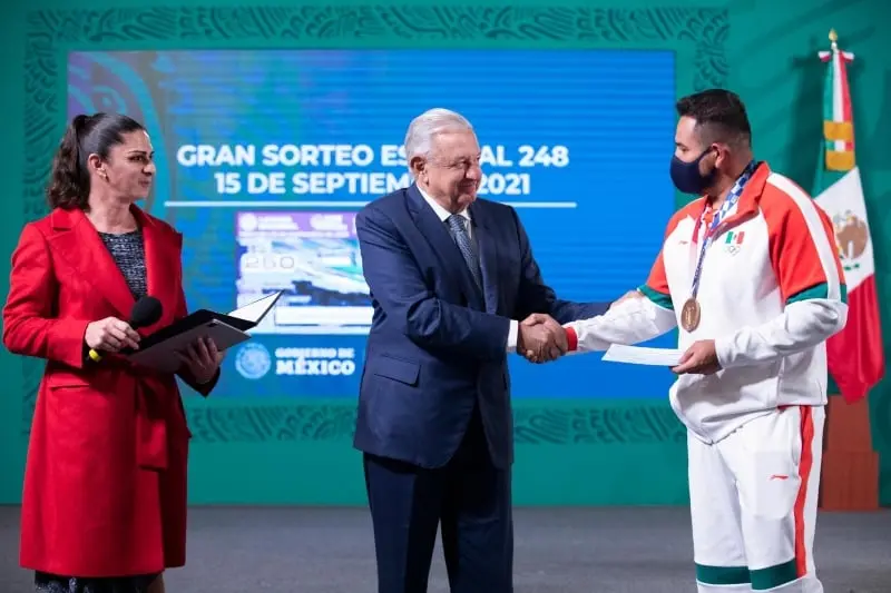 Aseguran que Ana Gabriela Guevara prometió premios extra (lopezobrador.org)