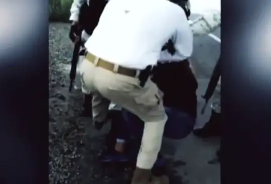 Difunden video de agente migratorio que jala del cabello a mujer haitiana