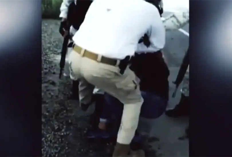 Difunden video de agente migratorio que jala del cabello a mujer haitiana Difunden video de agente migratorio que jala del cabello a mujer haitiana