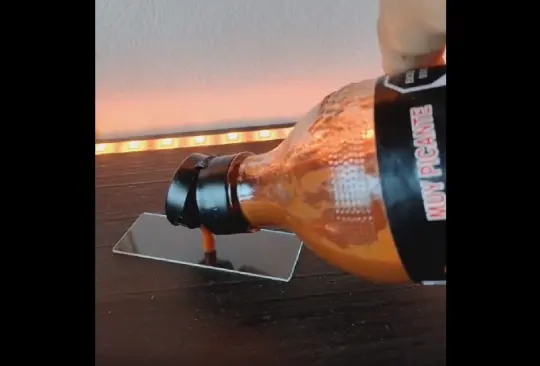 Tiktoker pone bajo el microscopio la salsa Valentina y reveló sus hallazgos Tiktoker pone bajo el microscopio la salsa Valentina y reveló sus hallazgos