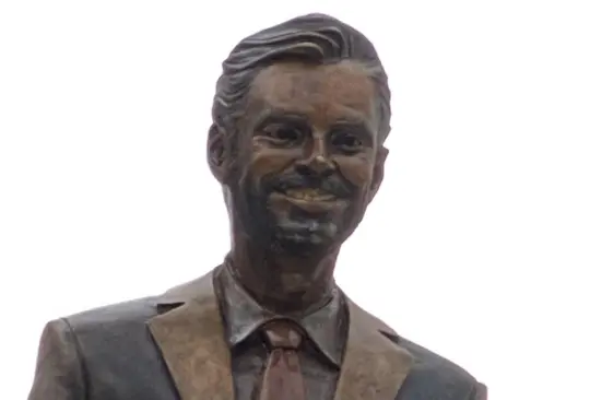 Reubicarán la estatua de Eugenio Derbez en Acapulco