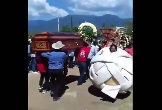 Con una botarga de queso dan el último adiós a dueño de una cremería en Oaxaca