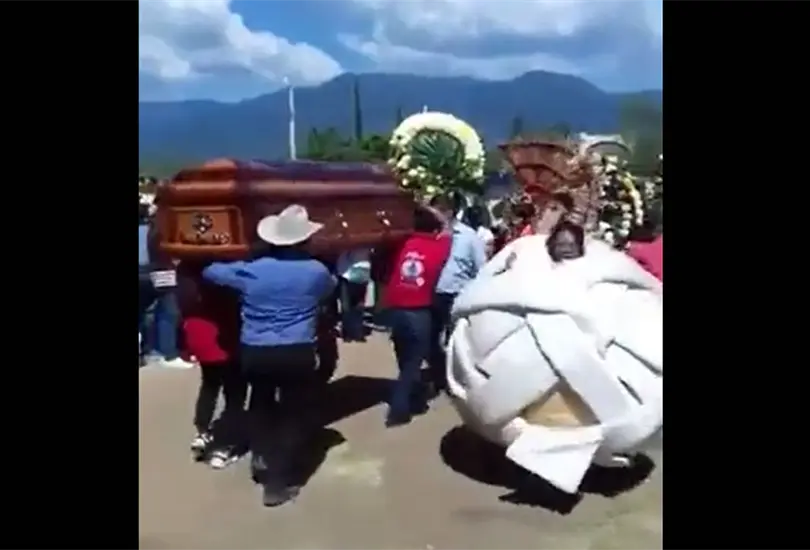 Con una botarga de queso dan el último adiós a dueño de una cremería en Oaxaca Con una botarga de queso dan el último adiós a dueño de una cremería en Oaxaca