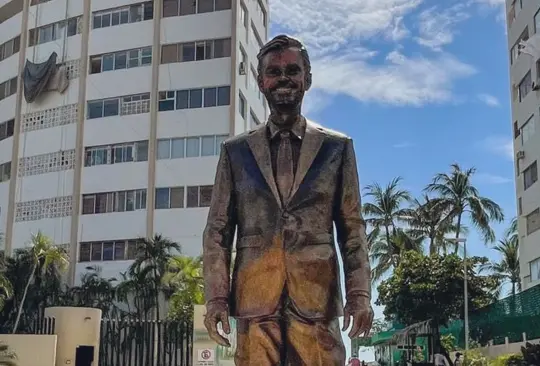 Eugenio Derbez responde a quienes critican su estatua en Acapulco