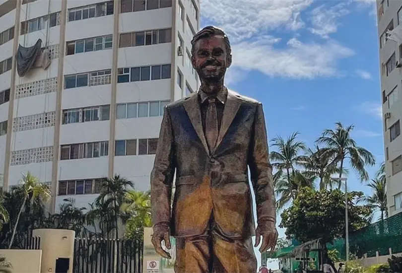 Eugenio Derbez responde a quienes critican su estatua en Acapulco Eugenio Derbez responde a quienes critican su estatua en Acapulco