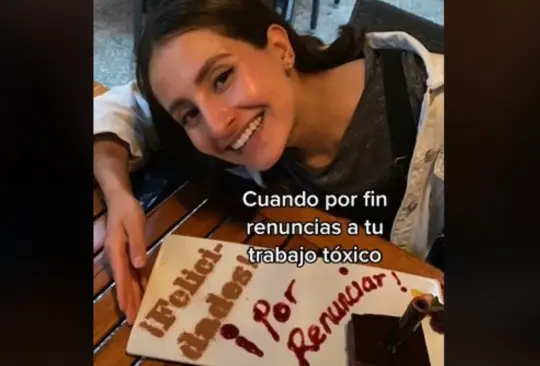 Felicitan a mujer por renunciar a un trabajo tóxico y hasta le dan un pastel Felicitan a mujer por renunciar a un trabajo tóxico y hasta le dan un pastel