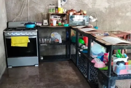 Con mucho esfuerzo, mujer presume casa con techo de lámina y piso de concreto Con mucho esfuerzo, mujer presume casa con techo de lámina y piso de concreto