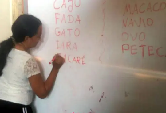 Mujer construye un cuarto de madera para educar a los niños de su comunidad Mujer construye un cuarto de madera para educar a los niños de su comunidad