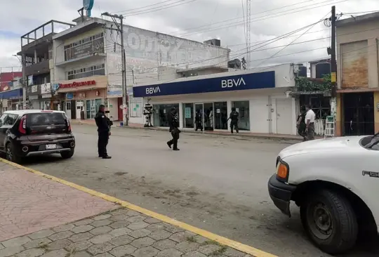 Ladrones colocan supuesto explosivo a cajera para realizar un asalto bancario Ladrones colocan supuesto explosivo a cajera para realizar un asalto bancario