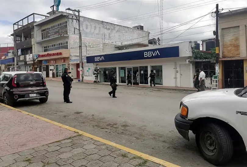 Ladrones colocan supuesto explosivo a cajera para realizar un asalto bancario Ladrones colocan supuesto explosivo a cajera para realizar un asalto bancario
