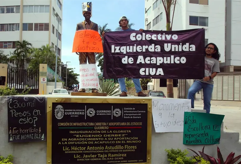 Colectivo protesta y vandalizan la estatua de Eugenio Derbez en Acapulco Colectivo protesta y vandalizan la estatua de Eugenio Derbez en Acapulco
