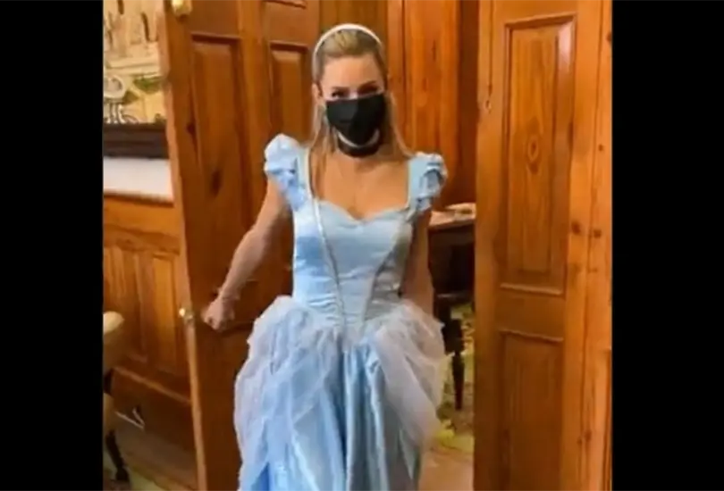 Mariana Rodr&iacute;guez usa disfraz de princesa en sede del gobierno de Nuevo Le&oacute;n