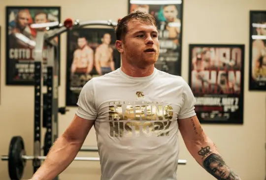 Canelo Álvarez entrena con shorts de diseñador con diamantes incrustados