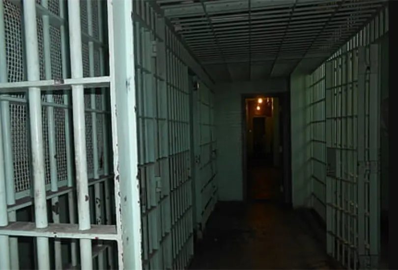 Hombre implora a autoridades llevarlo a la c&aacute;rcel con tal de no vivir con su esposa 
