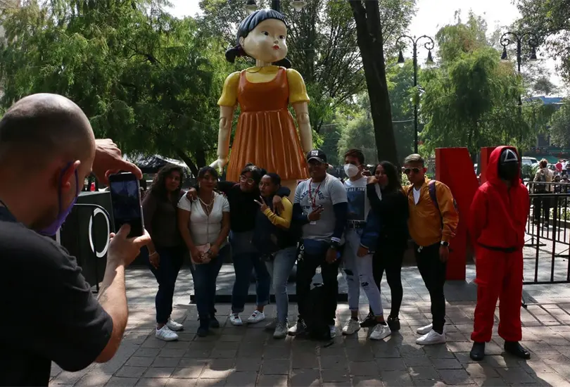 La mu&ntilde;eca del Juego del Calamar causa sensaci&oacute;n en Coyoac&aacute;n