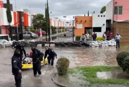 Desalojan a familias por desbordamiento del río San Juan en Querétaro Desalojan a familias por desbordamiento del río San Juan en Querétaro