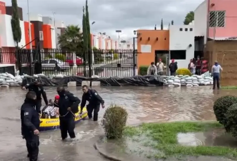Desalojan a familias por desbordamiento del r&iacute;o San Juan en Quer&eacute;taro