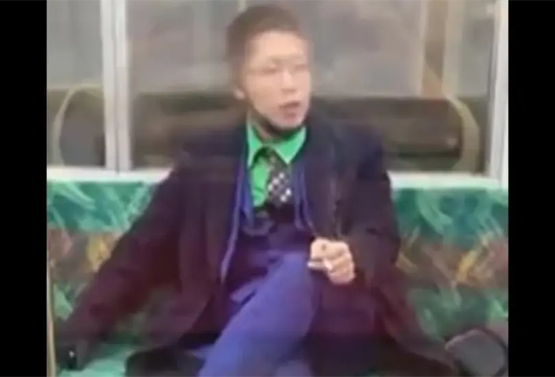 Joven disfrazado del Joker lesiona a 17 personas en el metro de Tokio 