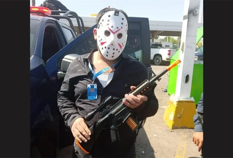 Arrestan a personas por portar rifles de juguete durante festejos de Halloween en Sinaloa Arrestan a personas por portar rifles de juguete durante festejos de Halloween en Sinaloa