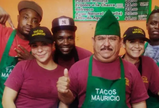Taquería ayuda y contrata a migrantes de Haití que llegan a México