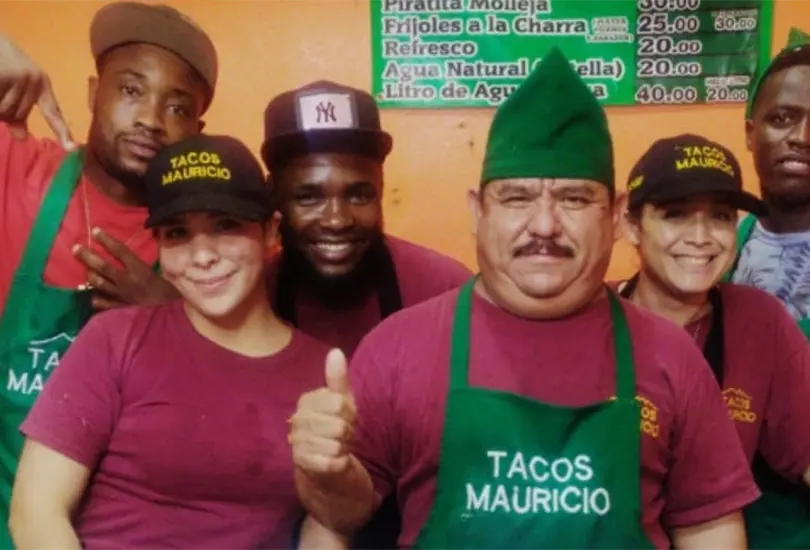 Taquería ayuda y contrata a migrantes de Haití que llegan a México Taquería ayuda y contrata a migrantes de Haití que llegan a México