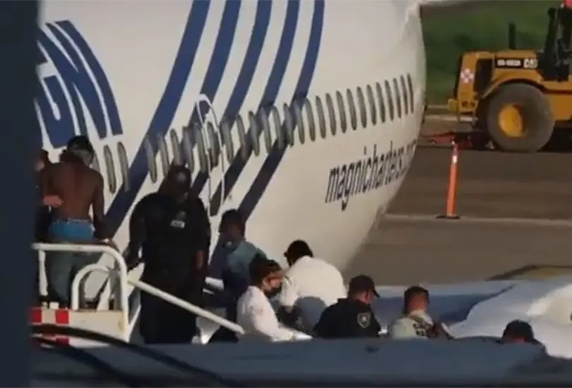 Migrante salta antes de abordar un avi&oacute;n en Chiapas para evitar ser deportado