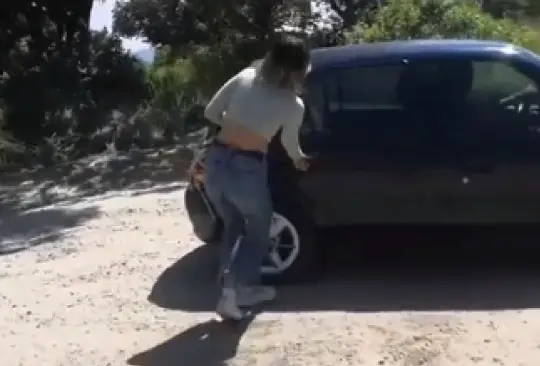 Abandonó a su novia en la carretera por infiel y la exhibe en TikTok