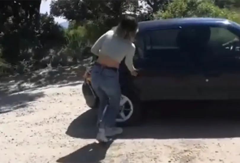 Abandonó a su novia en la carretera por infiel y la exhibe en TikTok Abandonó a su novia en la carretera por infiel y la exhibe en TikTok