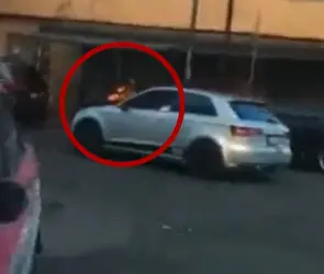 Conductor embiste a policía y se lo lleva sobre el cofre de su vehículo