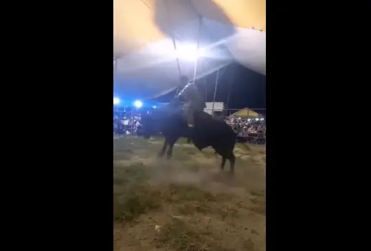 Así fue como el Niño de oro fue aplastado por un toro en jaripeo