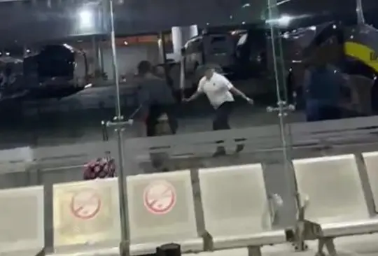 Sujeto armado secuestra un autobús en Mazatlán; lesiona a tres oficiales Sujeto armado secuestra un autobús en Mazatlán; lesiona a tres oficiales