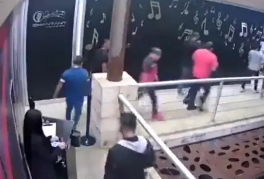 Sicarios sacan a una persona de un antro en Cancún Sicarios sacan a una persona de un antro en Cancún