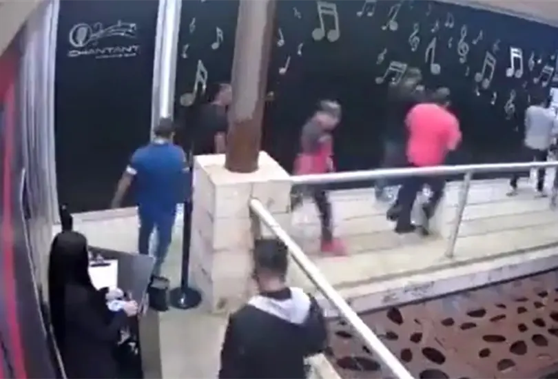 Sicarios sacan a una persona de un antro en Cancún Sicarios sacan a una persona de un antro en Cancún