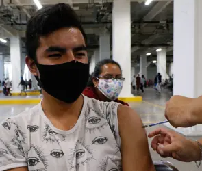 Anuncian vacunación COVID a jóvenes de 15 a 17 años en todo el país 