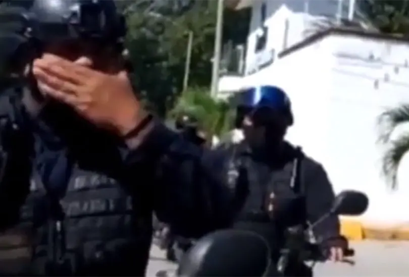 #VIDEO Por ir a exceso de velocidad polic&iacute;as detienen a ciclista 